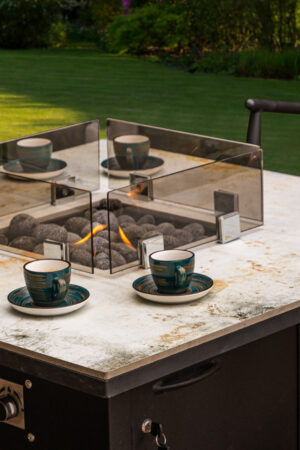 стол для улицы с пламенем огня