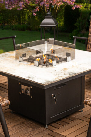 стол уличный с камином