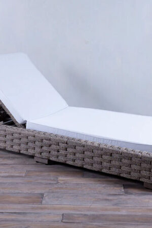 плетенный шезлонг из широкого ротанга