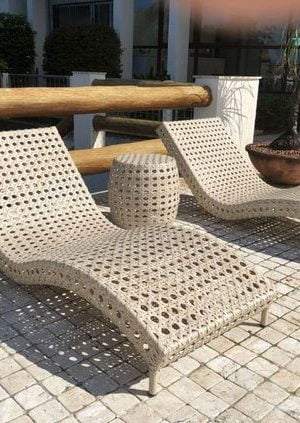 ротанговые шезлонги