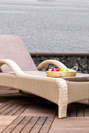 качественный шезлонг для террасы