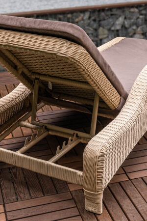 шезлонг плетёный ротангом украинские конструкции