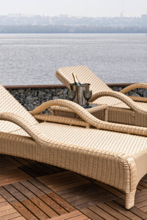 плетений лежак з ротангу українські конструкції