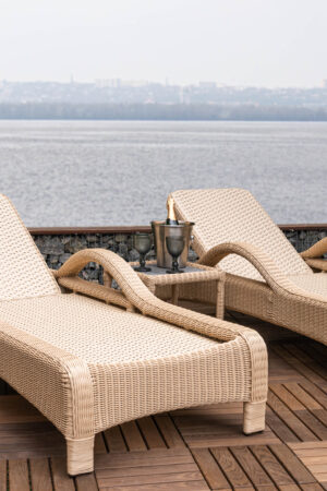 лежак плетений для бассейну