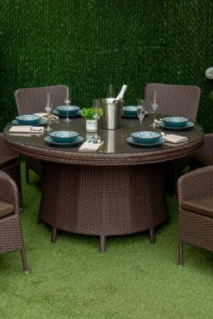 круглый плетёный стол с креслами