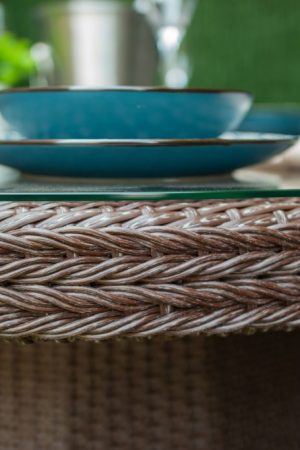 ротанг косичкой на круглом столе