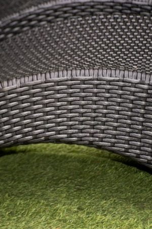 плетёный шезлонг чёрного цвета