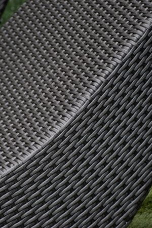 чёрный плетёный шезлонг ротанг