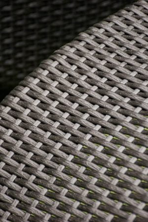 плетёный шезлонг