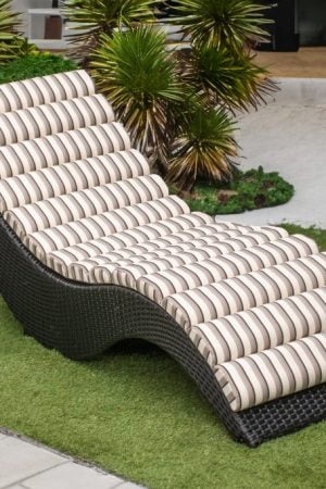 эксклюзивный шезлонг из ротанга для бассейна