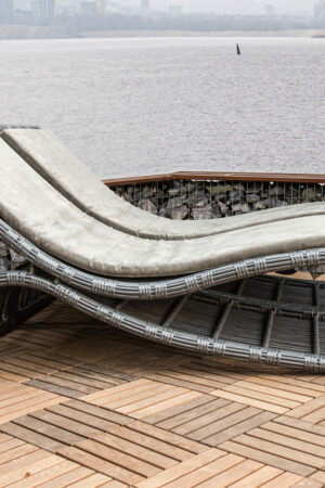 эксклюзивные плетеные шезлонги для бассейна