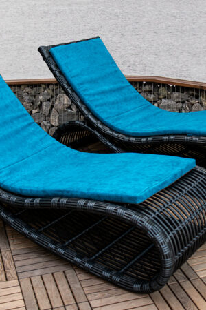 шезлонги для бассейна плетеные чёрным ротангом