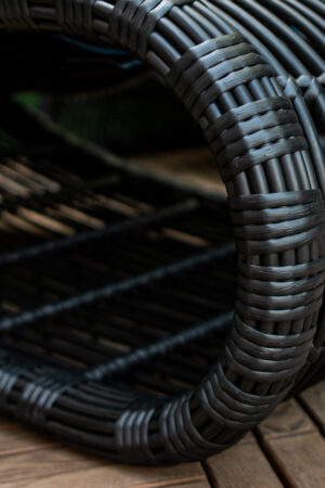 шезлонги для бассейна из чёрного ротанга