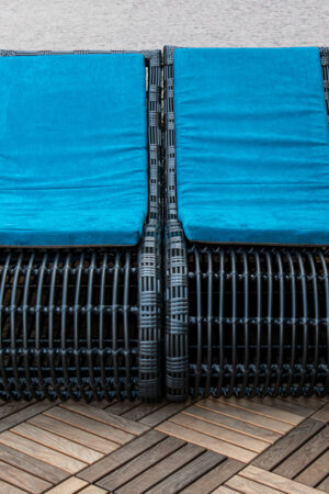 шезлонги для бассейна чёрные с синими матрасами