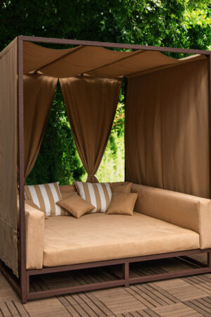 диван с матрасом и крышей для бассейна