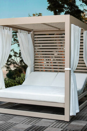 квадратная кровать для бассейна