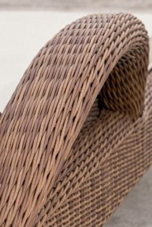 лежак из ротанга