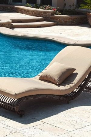 лежаки в бассейн