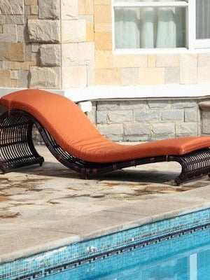 лежаки возле бассейна