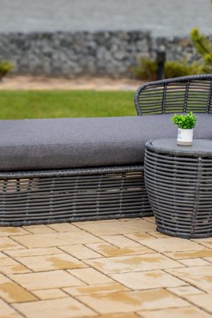 шезлонг кровать со столом для бассейна