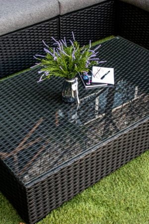 плетёный низкий столик из ротанга