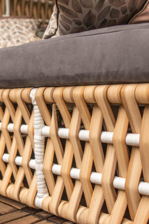 шезлонг из ротанга с матрасом