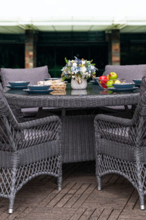 кресла и круглый стол из ротанга