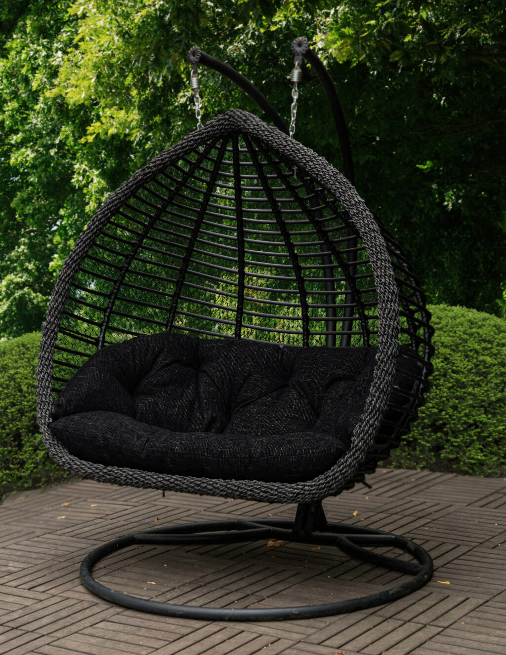 двухместное подвесное кресло с чёрной подушкой