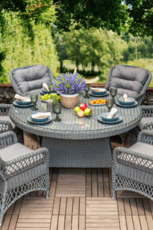 уличная мебель с круглым столом и креслами