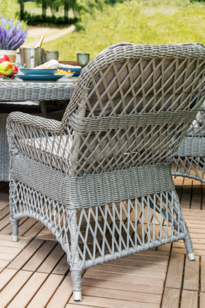 уличная мебель с круглым столом из ротанга