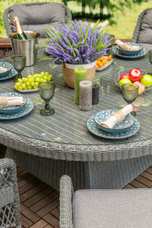 плетеная мебель с круглым столом из ротанга