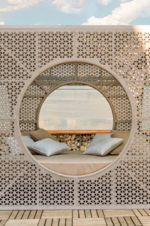 фото садовой уличной кровати