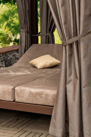 садовый лежак кровать со шторами