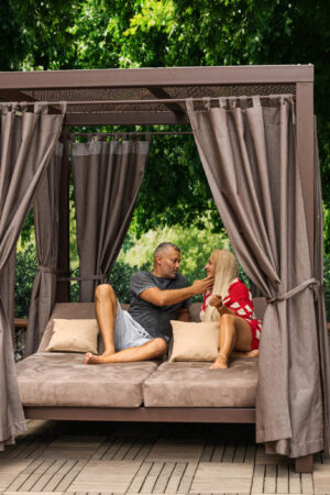 садовая кровать со шторами