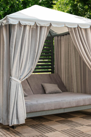 пляжный лежак с крышей Санторини