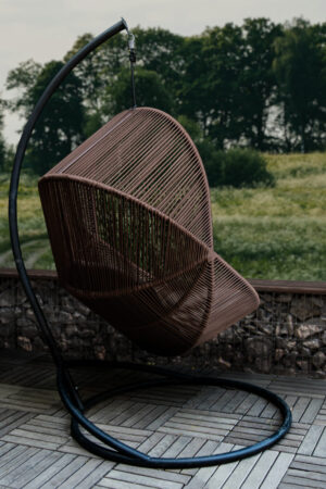 кресло на стойке подвесное необычной формы