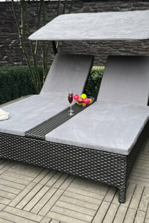 двухместный шезлонг из ротанга с козырьком