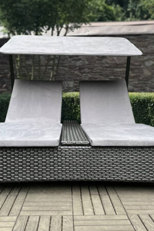 двухместный ротанговый шезлонг с козырьком