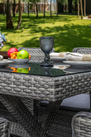 массивный плетёный стол из ротанга