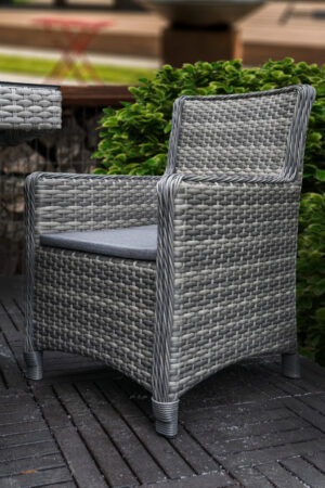 кресло из ротанга с быльцами