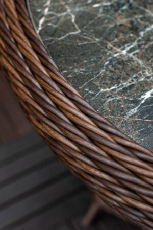 плетение ротангом коса на столике