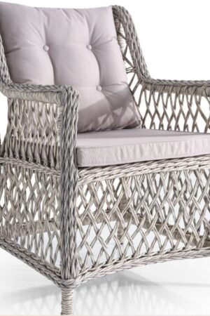 классическое кресло из ротанга