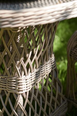 Круглый журнальный столик из ротанга