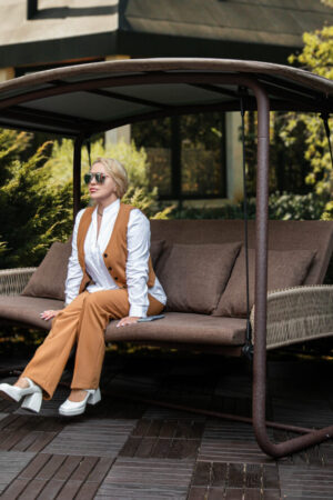 стильные уличные качели для сада Альваро