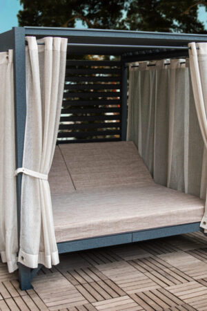 кровать с крышей закрытая уличная Немо