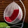 усиленное подвесное кресло с красной подушкой